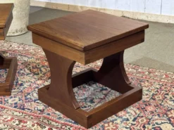Paire de chevets, guéridons des années 1980 en teck