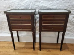 Paire de chevets Louis XVI en acajou - marbre blanc - 3 tiroirs - gale