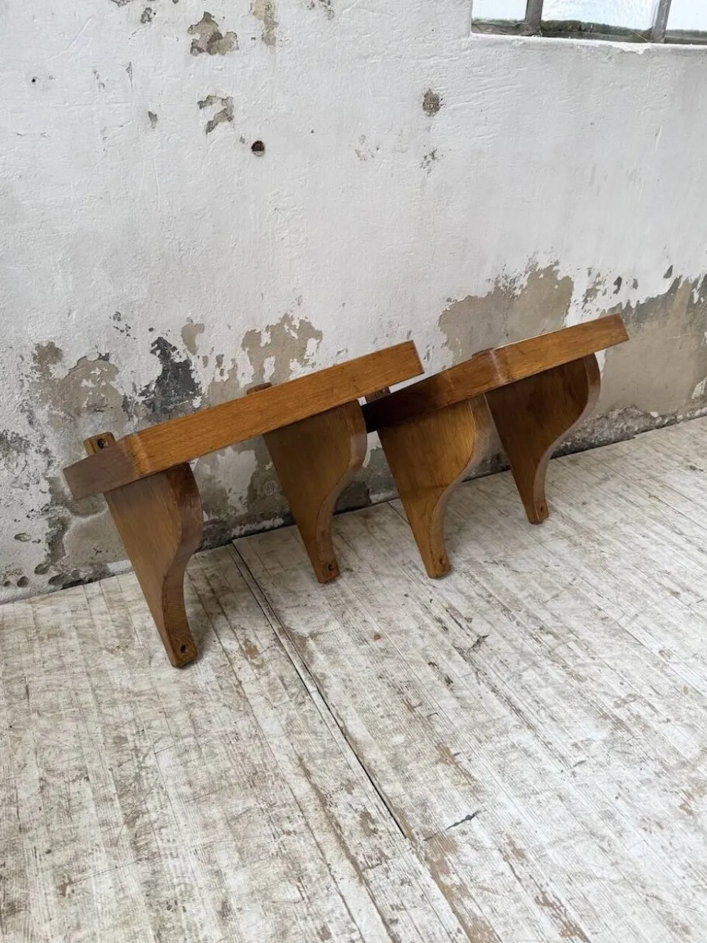Paire de chevets muraux modernistes constructivistes