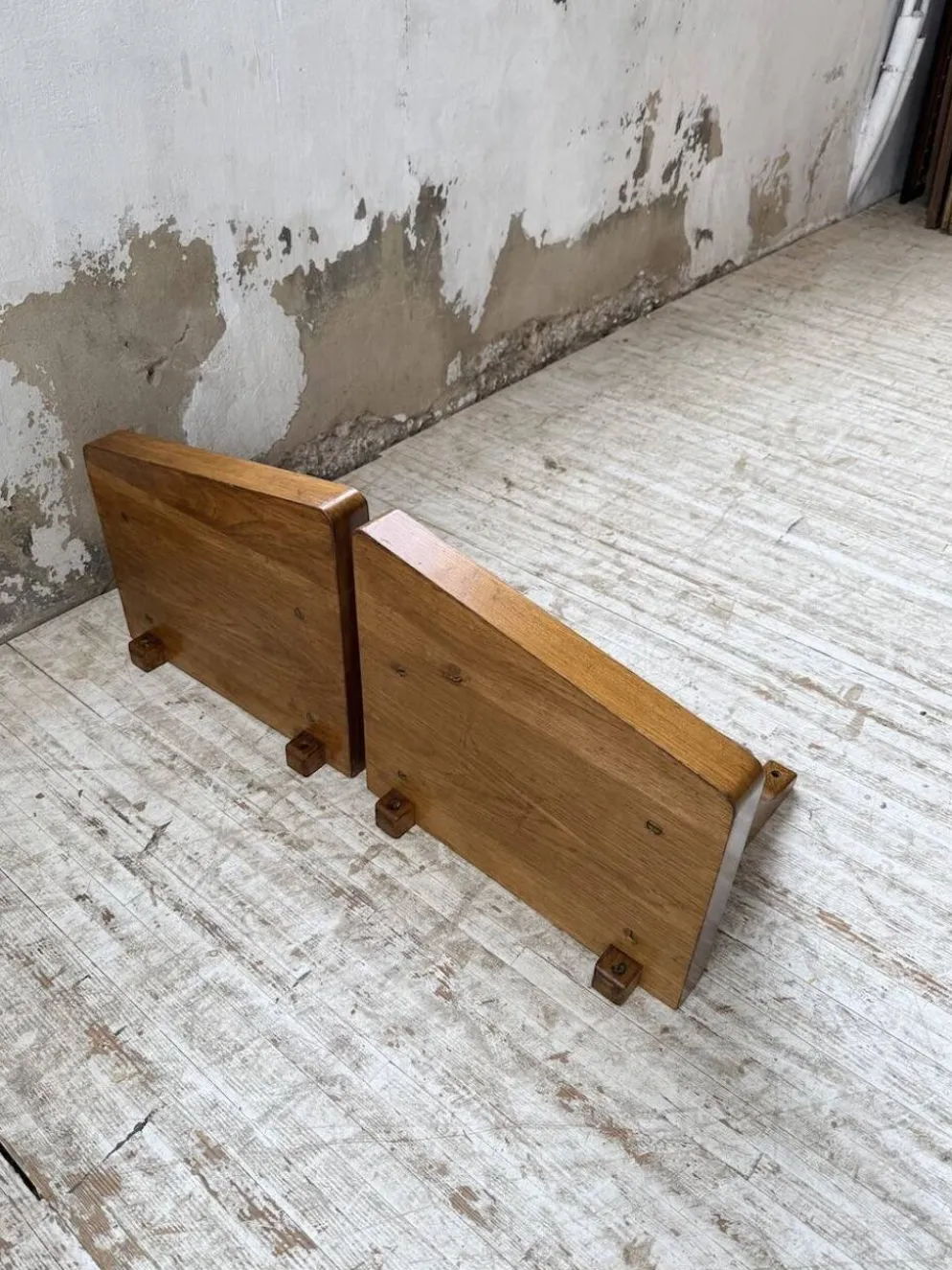 Paire de chevets muraux modernistes constructivistes