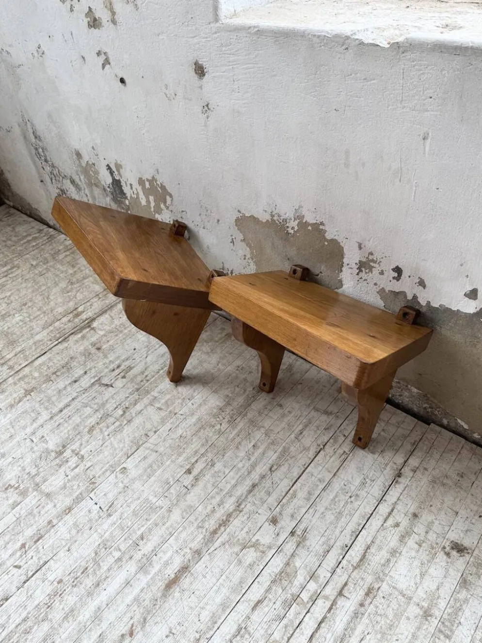 Paire de chevets muraux modernistes constructivistes