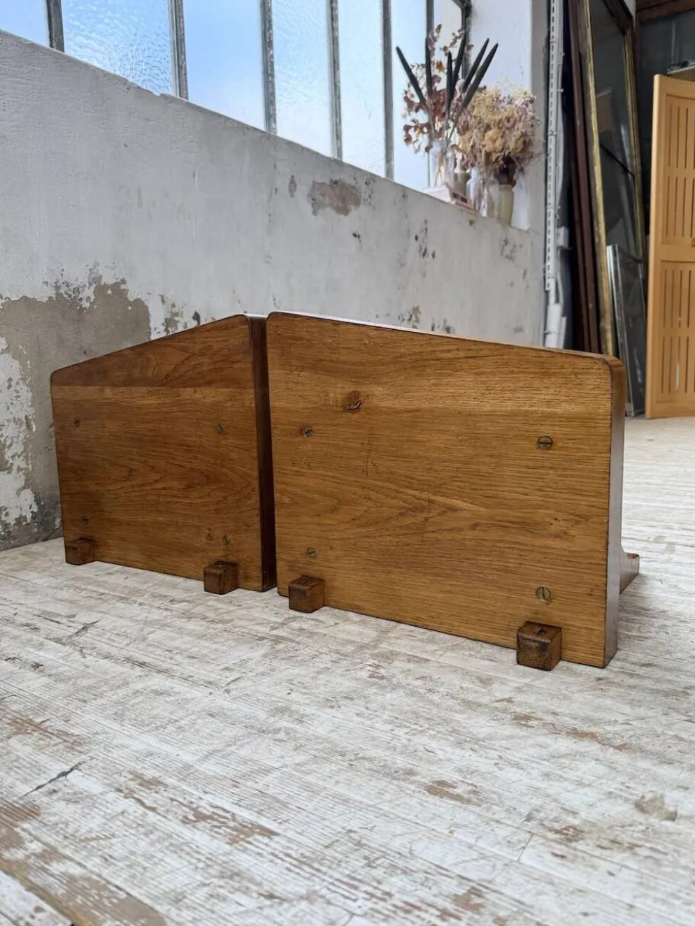 Paire de chevets muraux modernistes constructivistes