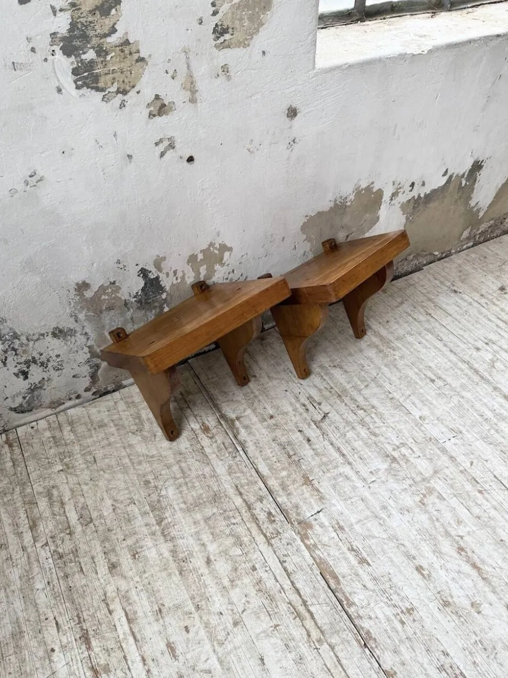 Paire de chevets muraux modernistes constructivistes