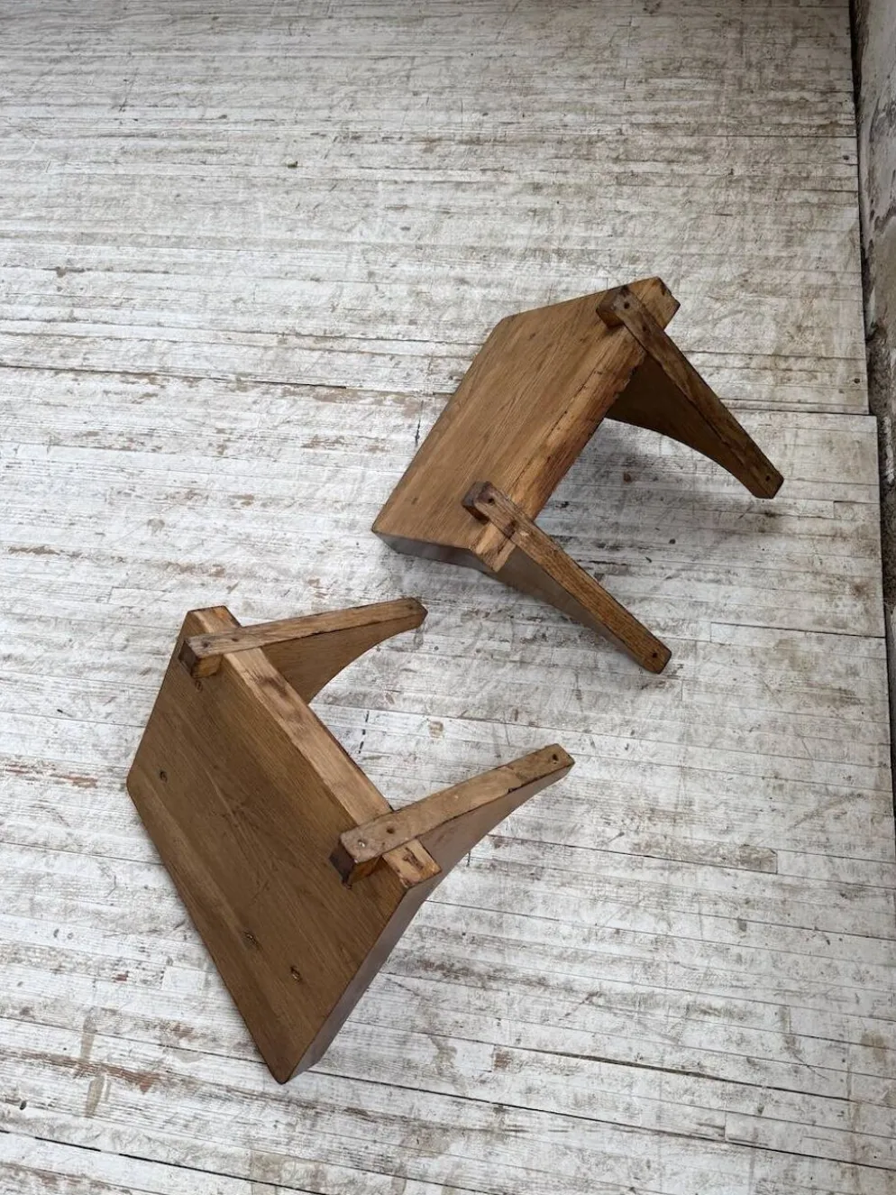 Paire de chevets muraux modernistes constructivistes