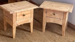 Paire de chevets / tables de nuit rénovées en bois massif et cannage