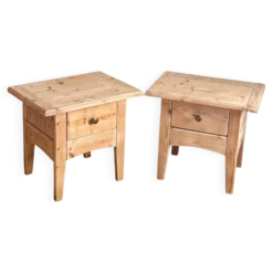 Paire de chevets / tables de nuit rénovées en bois massif et cannage
