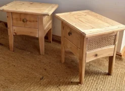 Paire de chevets / tables de nuit rénovées en bois massif et cannage