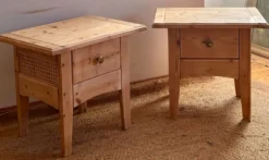 Paire de chevets / tables de nuit rénovées en bois massif et cannage
