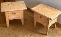 Paire de chevets / tables de nuit rénovées en bois massif et cannage