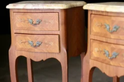 Paire de chevêts de style en placage de bois de rose.