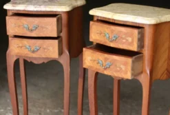 Paire de chevêts de style en placage de bois de rose.
