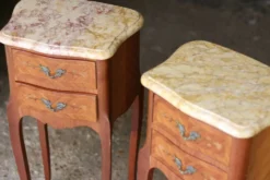 Paire de chevêts de style en placage de bois de rose.