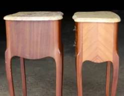 Paire de chevêts de style en placage de bois de rose.