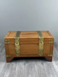 Paire de coffres en bois et laiton gravé, XXe siècle