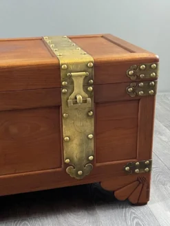 Paire de coffres en bois et laiton gravé, XXe siècle