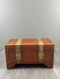 Paire de coffres en bois et laiton gravé, XXe siècle