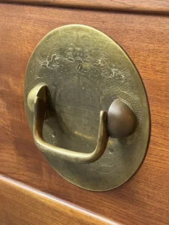 Paire de coffres en bois et laiton gravé, XXe siècle