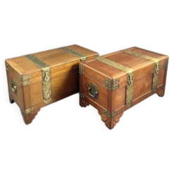 Paire de coffres en bois et laiton gravé, XXe siècle