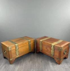 Paire de coffres en bois et laiton gravé, XXe siècle