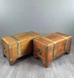 Paire de coffres en bois et laiton gravé, XXe siècle