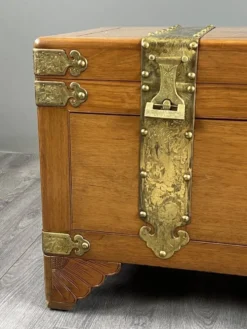 Paire de coffres en bois et laiton gravé, XXe siècle