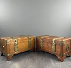 Paire de coffres en bois et laiton gravé, XXe siècle