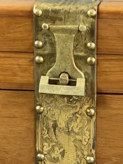 Paire de coffres en bois et laiton gravé, XXe siècle