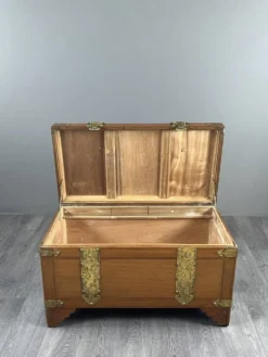 Paire de coffres en bois et laiton gravé, XXe siècle