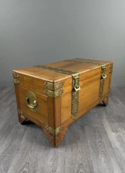 Paire de coffres en bois et laiton gravé, XXe siècle
