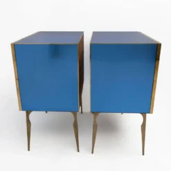 Paire de commodes bleues miroir avec détails en laiton, style milieu de siècle