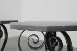 Paire de consoles françaises en fer forgé avec plateaux en pierre bleue belge, années 1950