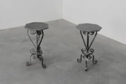 Paire de consoles françaises en fer forgé avec plateaux en pierre bleue belge, années 1950