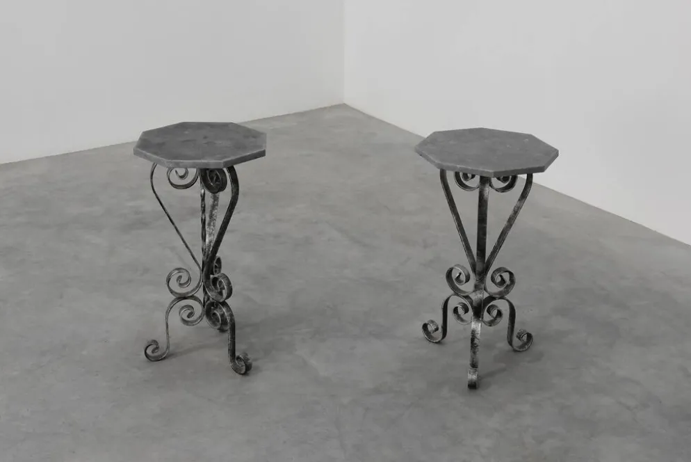 Paire de consoles françaises en fer forgé avec plateaux en pierre bleue belge, années 1950