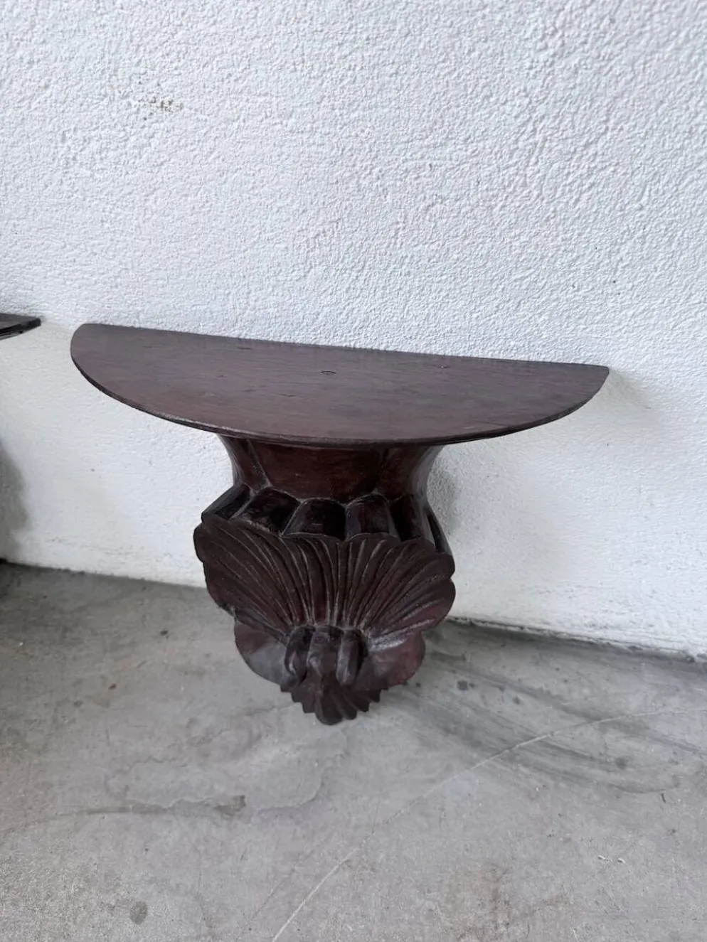 Paire de consoles murales sculptées italiennes