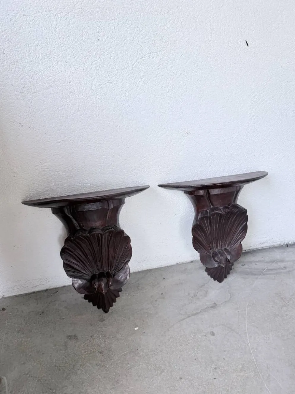 Paire de consoles murales sculptées italiennes