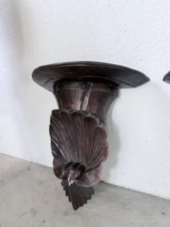 Paire de consoles murales sculptées italiennes