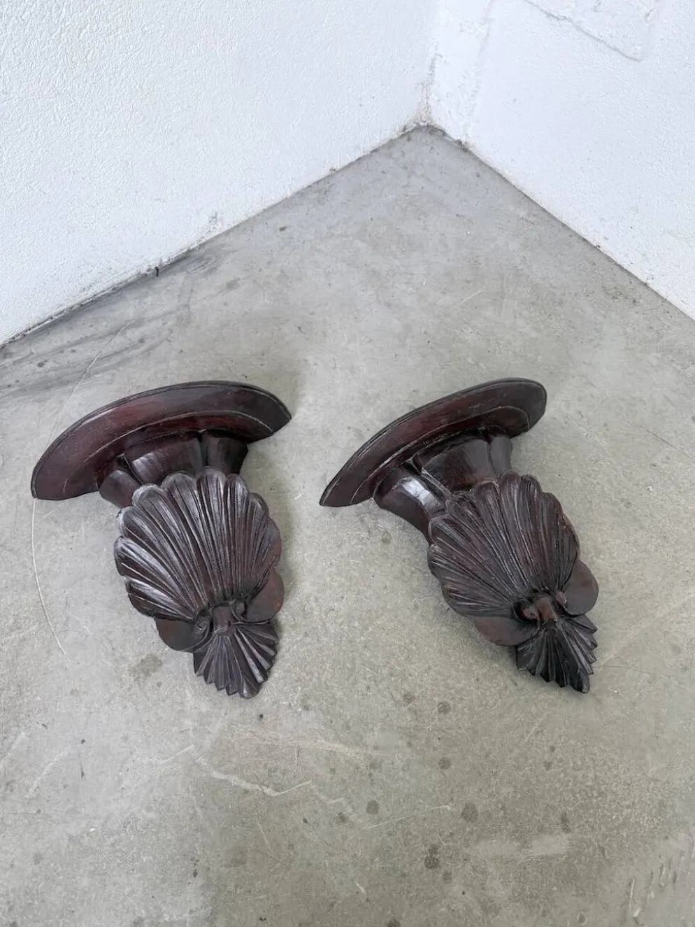 Paire de consoles murales sculptées italiennes