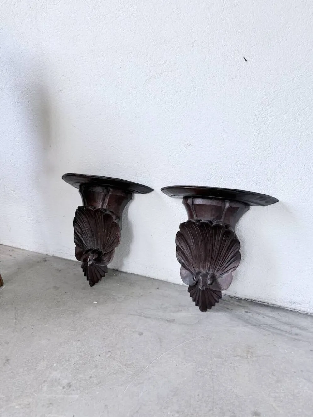Paire de consoles murales sculptées italiennes