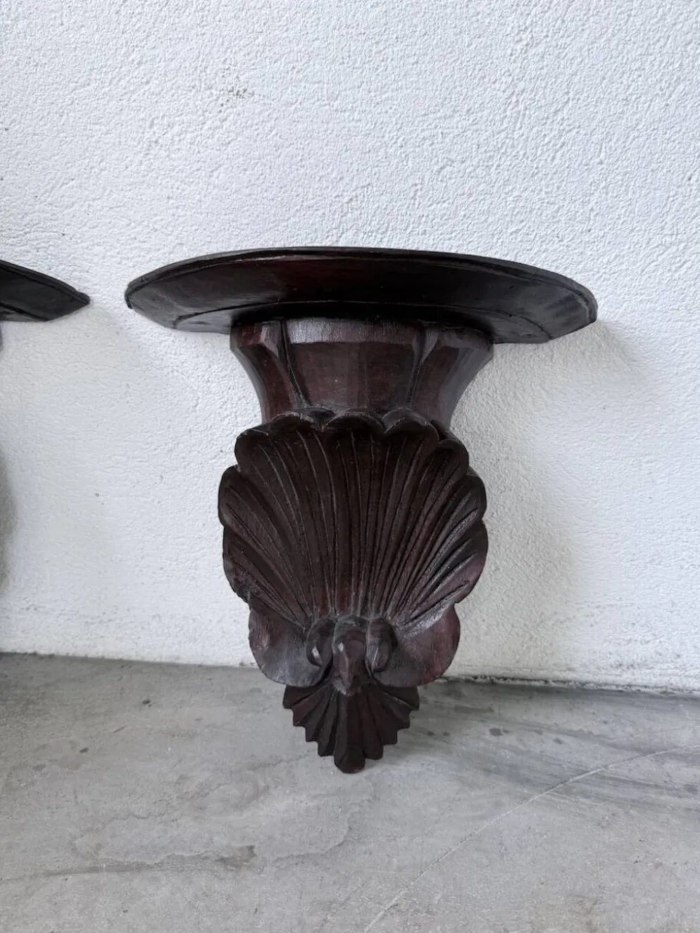 Paire de consoles murales sculptées italiennes