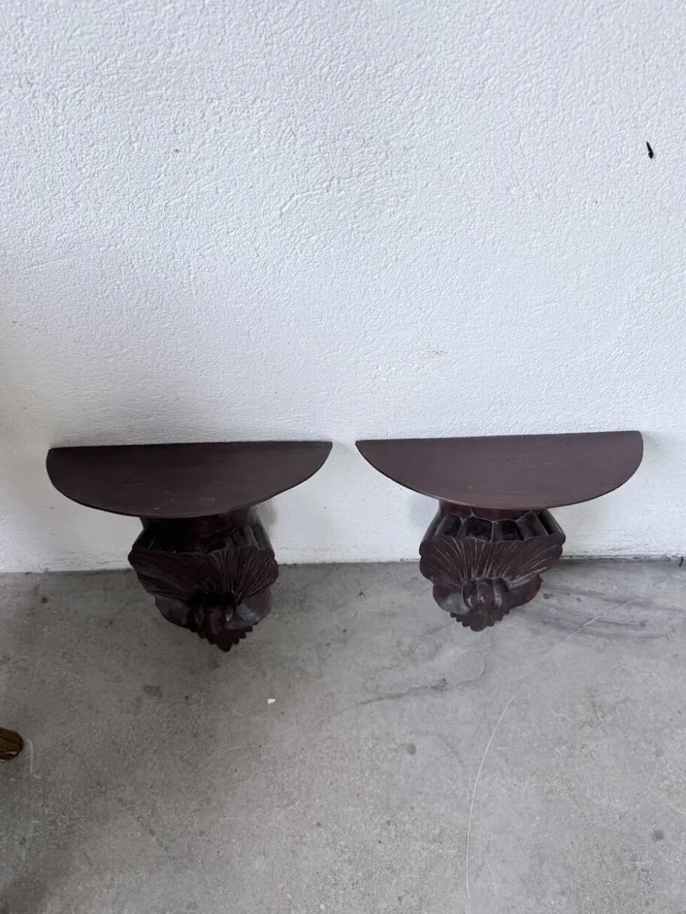 Paire de consoles murales sculptées italiennes