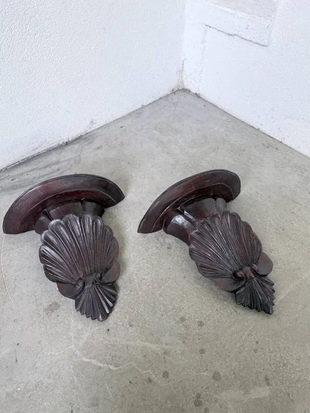 Paire de consoles murales sculptées italiennes