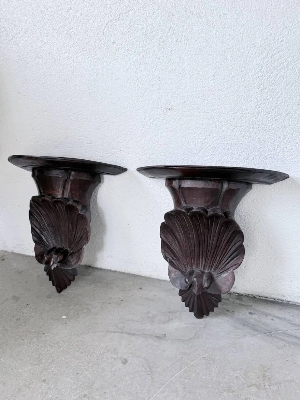 Paire de consoles murales sculptées italiennes