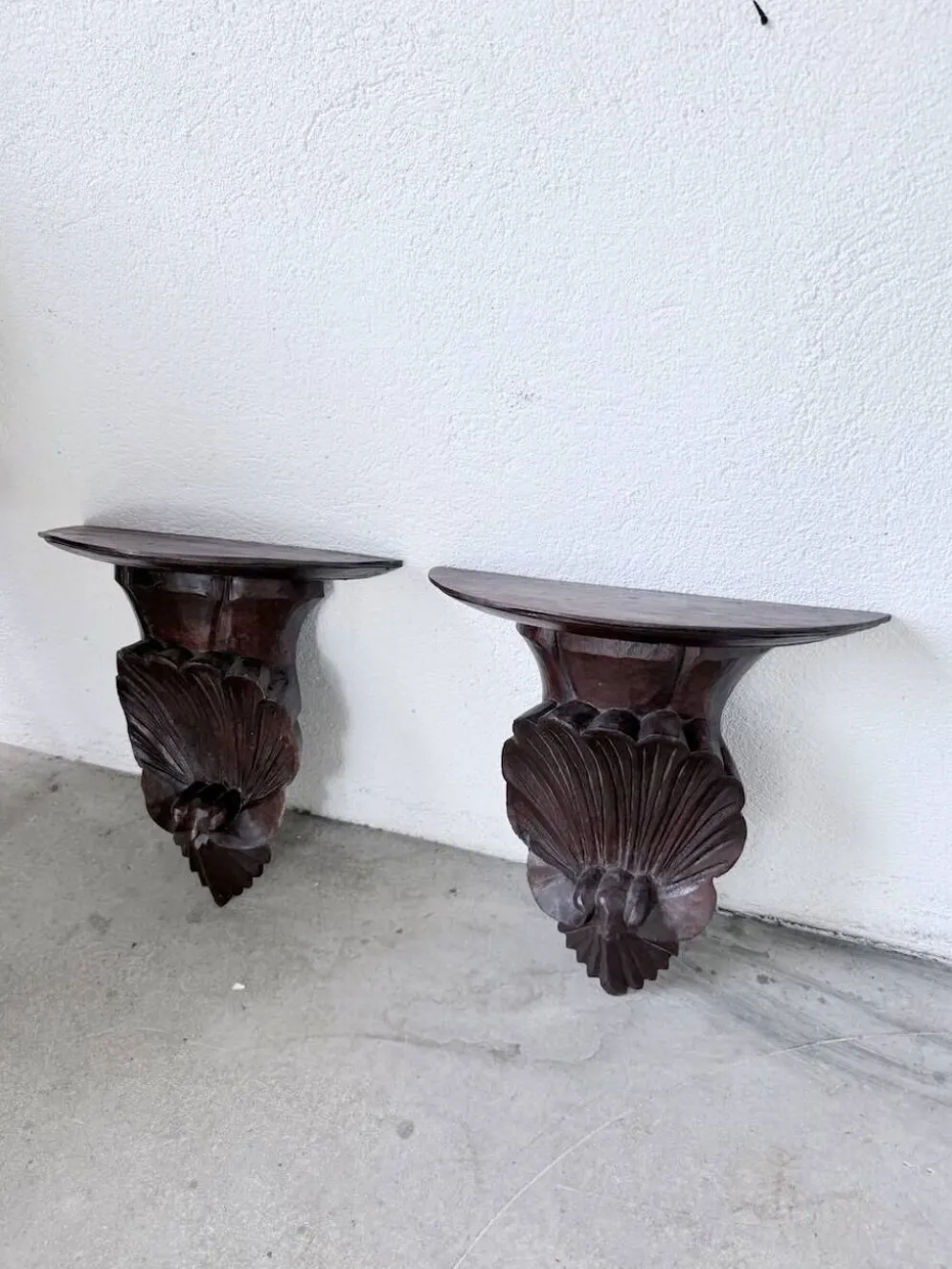 Paire de consoles murales sculptées italiennes