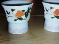 Paire de coquetiers anciens à bille en verre – Décor floral & insectes – Po