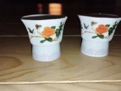 Paire de coquetiers anciens à bille en verre – Décor floral & insectes – Po