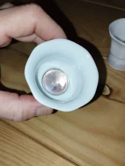 Paire de coquetiers anciens à bille en verre – Décor floral & insectes – Po