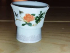 Paire de coquetiers anciens à bille en verre – Décor floral & insectes – Po