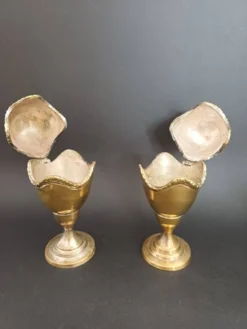 Paire de coquetiers anciens en laiton
