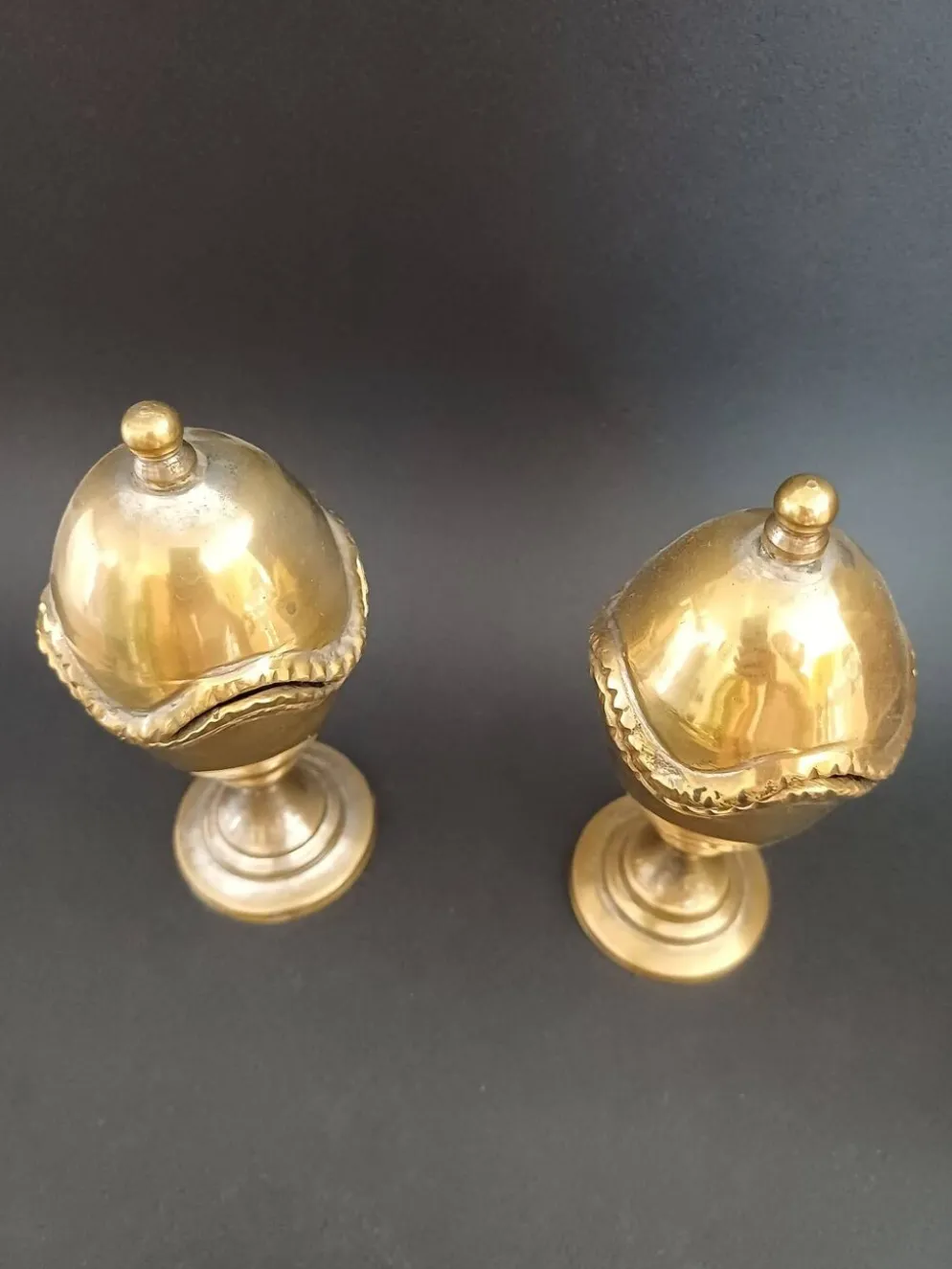 Paire de coquetiers anciens en laiton