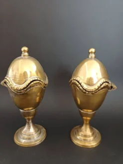 Paire de coquetiers anciens en laiton